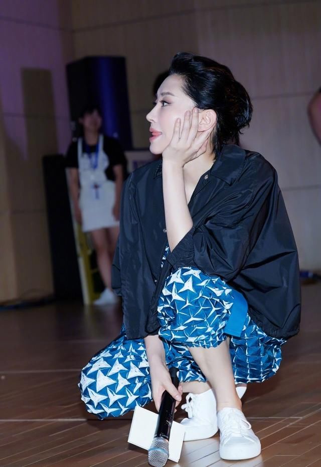 49岁许晴挑战吊裆裤，裤子的裆都快掉到膝盖了，网友:咋啥都敢穿