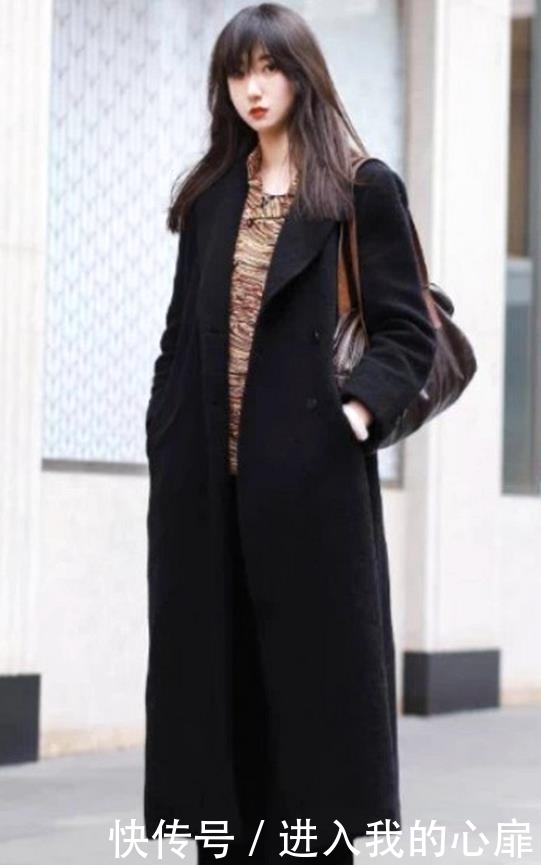 「美女」街拍:身材凹凸有致的美女小姐姐,时尚又性感的穿搭,气质十足!