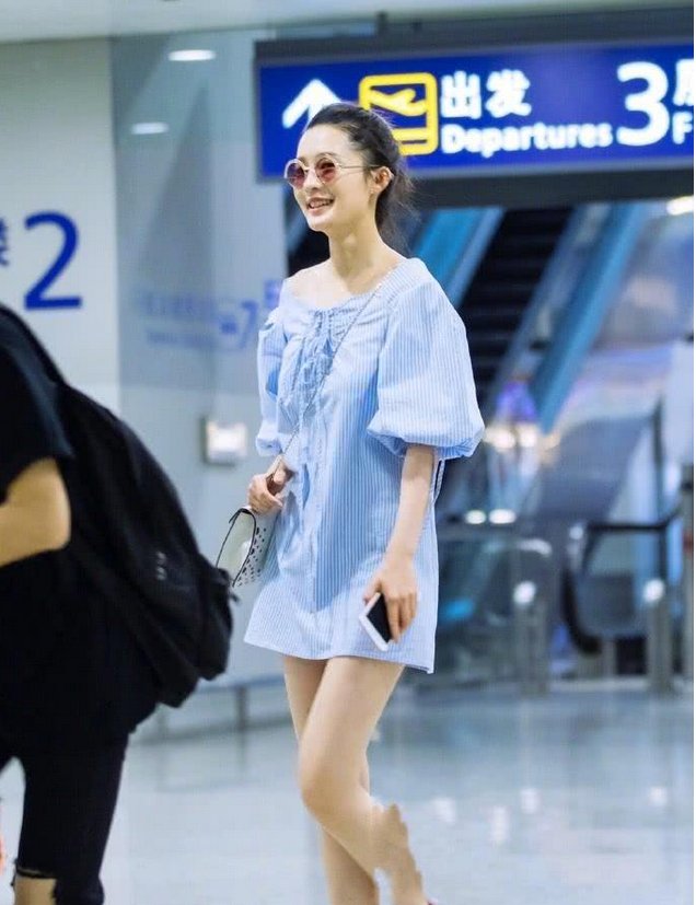 李沁又瘦了!直筒裤穿成阔腿裤，网友:邓伦看了得心疼死!