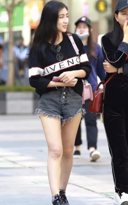 气质小姐姐与母亲逛街，超短裤PK运动裤，都说母亲略占上风