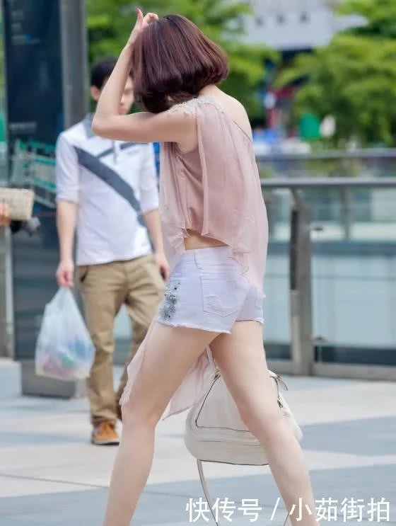 拥有傲人身材的小姐姐出门，热裤吊带魔性搭配，就连小朋友也忍不
