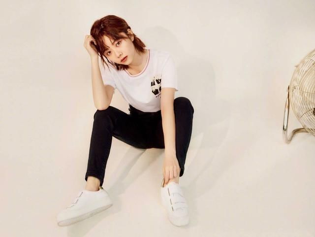 谭松韵穿露背装无性感加层，但红唇加分，网友：还是适合少女风！