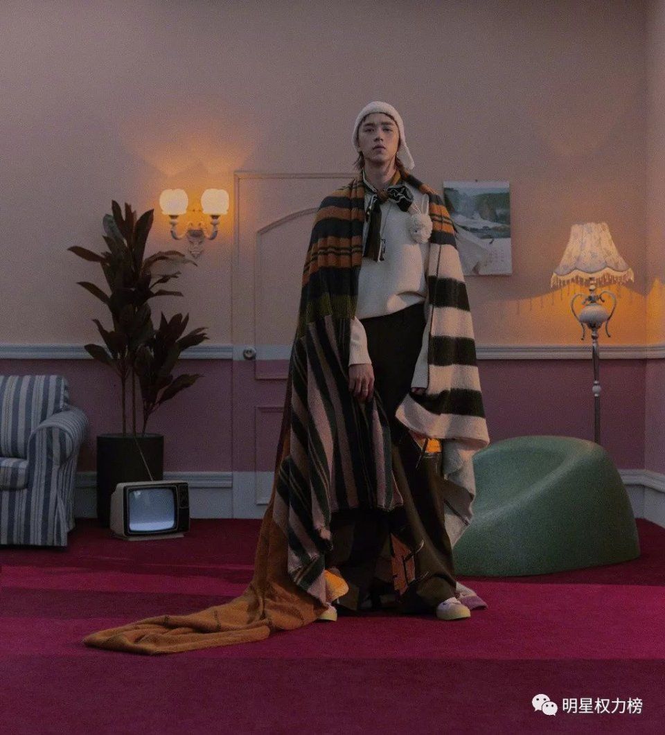 易烊千玺时尚画报优雅浪漫 杨幂演绎复古穿搭时髦爆表 许魏洲杂志