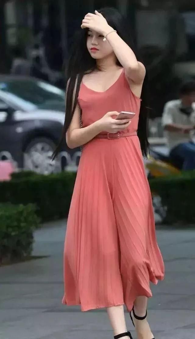 街拍:肉色长裙尽显高端大气，一头长发飘逸无比!