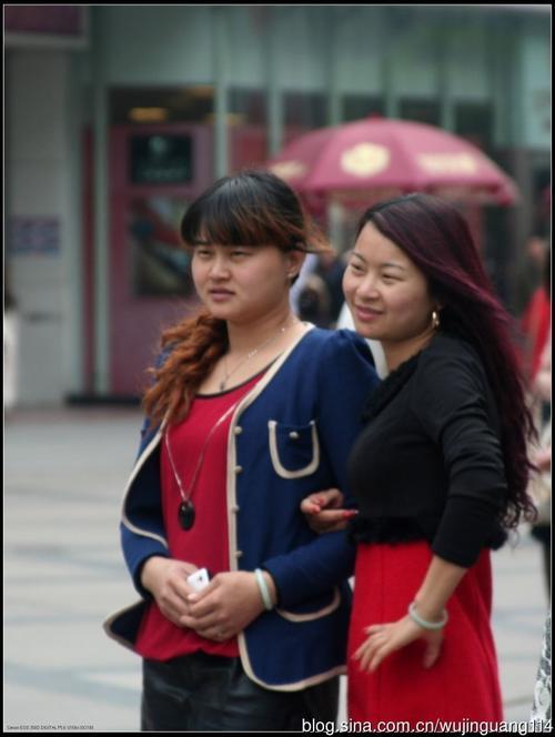 街拍:早春成都春熙路的时尚男女(图)