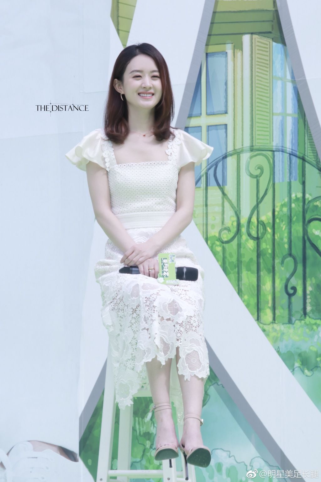 赵丽颖白色透明长裙加一字带高跟凉鞋，腿是真的白脚也好漂亮