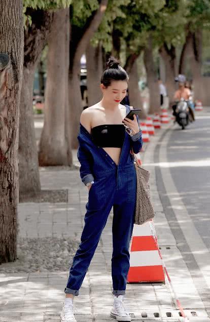 别样气质姐姐一身休闲洒脱牛仔服，小小抹胸吸睛众人，随性街拍洒