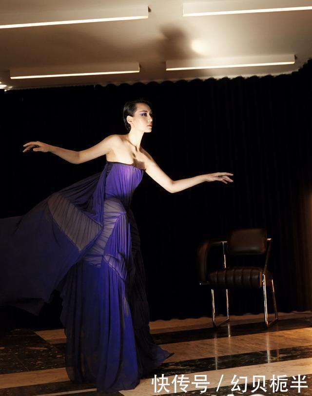  『红色』她以05《超女》亚军出道，一袭红色亮闪长裙，妆容太抢镜