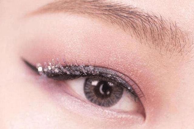 心理学:你更喜欢哪一款眼妆?测出你是天生的美人胚子吗?