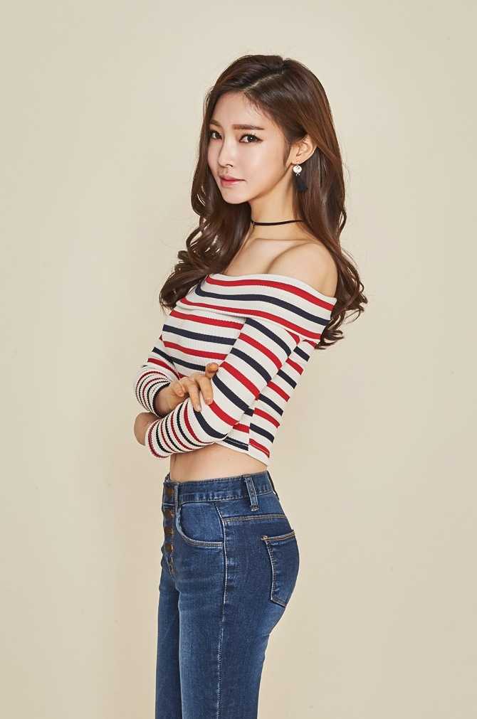 五官精致的牛仔裤美女,清爽活力,彰显十足街头风格!