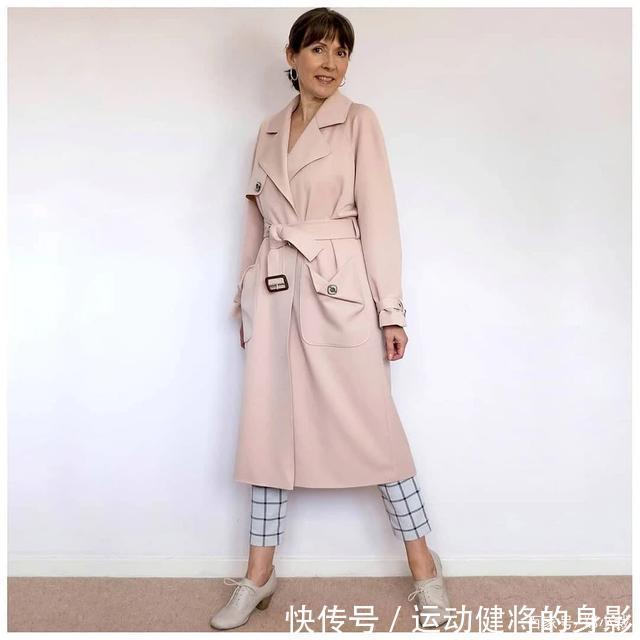 「时髦」她喜欢把普通衣服的款式,给它重新设计,不仅看起来更时髦且高级