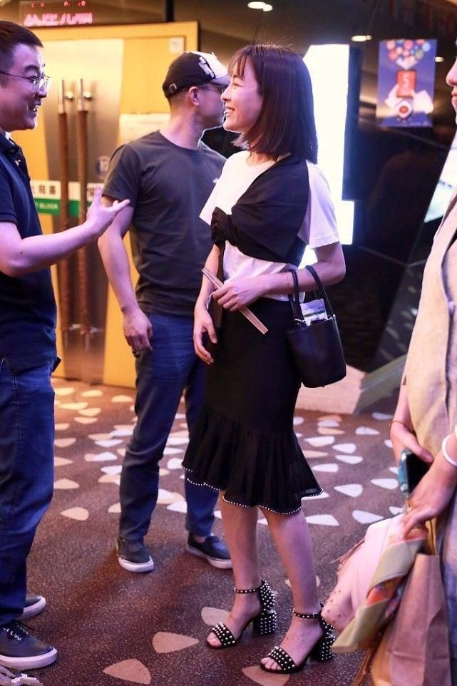 马苏穿短袖搭过膝裙，捂得好严实!之前她的打扮，大胆又很妩媚!