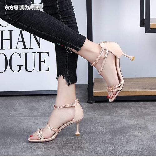 以履带做为设计元素的性感高跟鞋