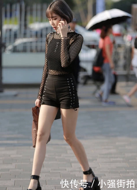 性感气质小姐姐，独特的穿衣风格让小姐姐时尚范儿十足，修长的美