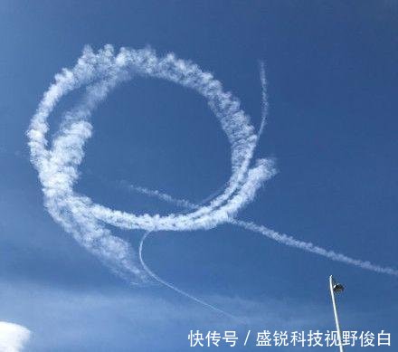 精选一组奇趣图片；北京西山上空出现圆形“航迹云”