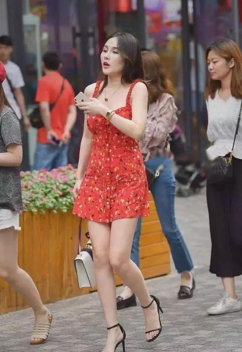 「尽显」街拍:小姐姐修身的吊带连衣裙搭配上一双高跟凉鞋,尽显时尚魅力