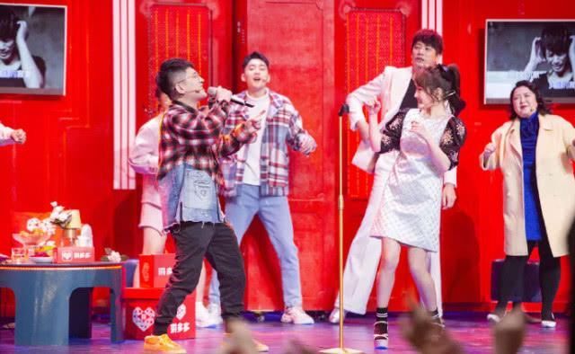 [ 杨钰莹]驴蹄凉鞋配长袜这时尚真难懂，多亏裙子救场，杨钰莹也有失手时候