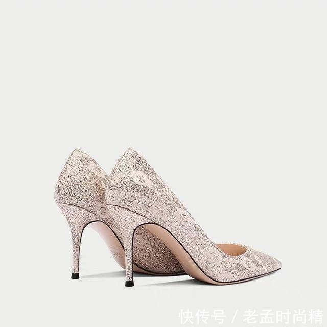 『足尖魅力』简约干练的尖头细高跟,拉长腿部线条,彰显性感女性魅力