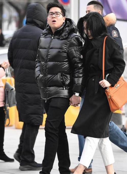  『搭配』街拍：貌若天仙的小姐姐，一件黄色背心配白色短裤，青春靓丽气息