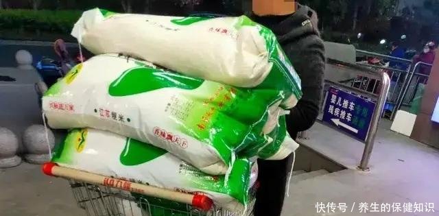  『婆婆』又开始囤大米了，公公婆婆也参与其中，苦口婆心劝说有用吗