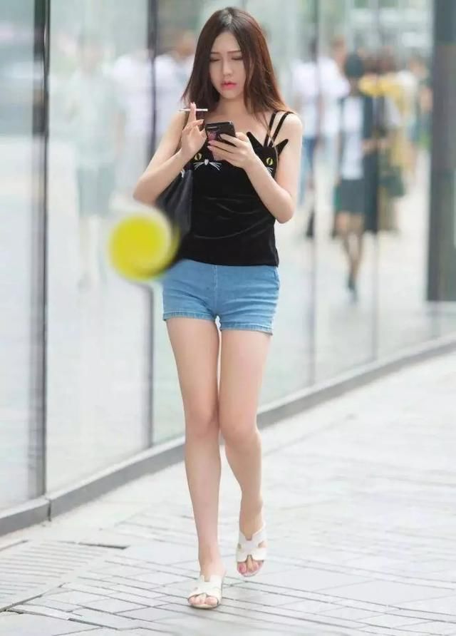 紧身短裤的女神，一双大长腿很吸睛