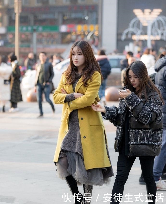 # 美女#时尚短裤的穿搭,尽显曼妙身材!,街拍美女:气质出众的小姐姐