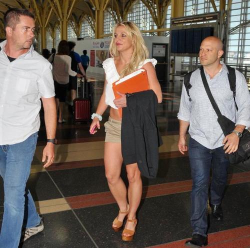 布兰妮露脐装短到胃就算了，短裤还是低腰的，腰上的肉根本藏不住