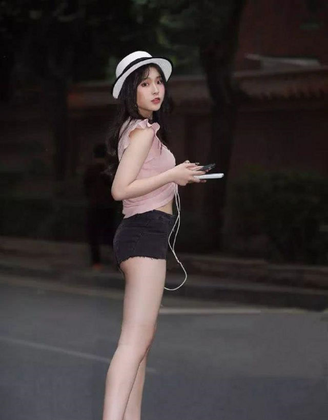  身材|路人街拍,小姐姐选择了一条光腿神器搭配,更显时尚,性感