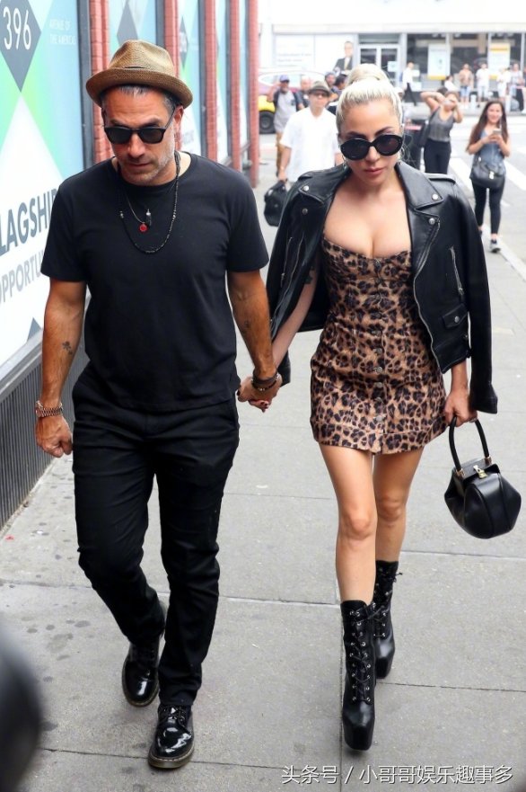 Lady Gaga最新街拍:与未婚夫十指相扣，脚踩20cm高跟鞋反显腿短