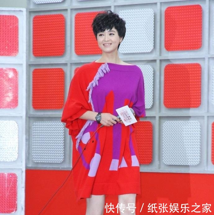 蒋欣又瘦出新高度, 粉色衬衫配白短裤, 看起来80斤不到!