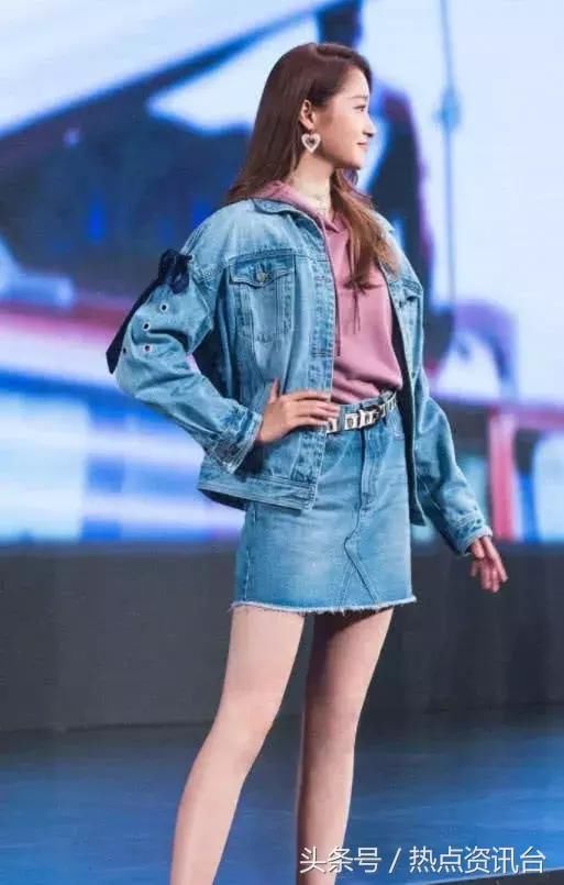 关晓彤的鞋子丑就算了，还被修图师坑，网友:膝盖都被p没了