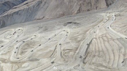 壮观！新藏线上的军车车队