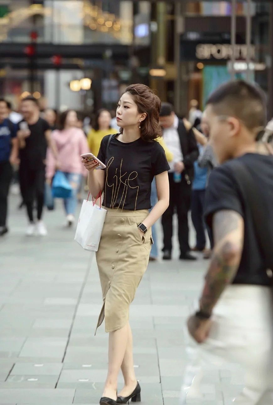 街拍,个性张扬的漂亮妹子,穿的超性感,太有女人味