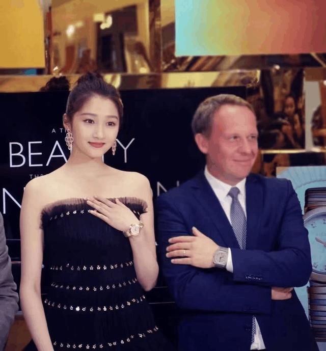 关晓彤一身黑色抹胸小礼裙出席活动，现在的她衣品越来越好