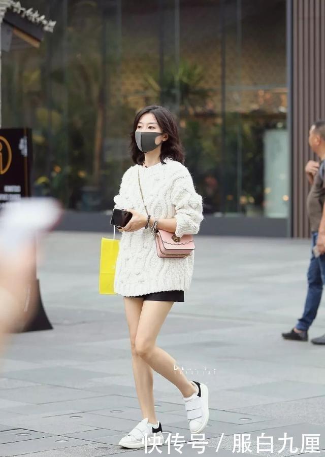 『半身裙』路人街拍,美女穿白色的网纱半身裙,特别具有视觉冲击力