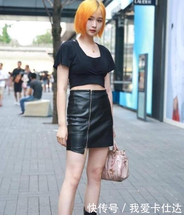  「身穿」街拍：妹妹小姐身穿浅绿色上衣，白色小裙子，别致优雅