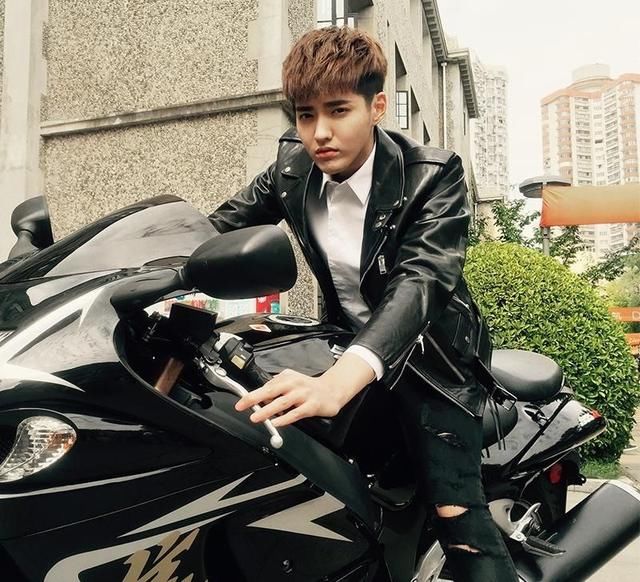 男星皮衣照:王俊凯帅过鹿晗?李易峰输给杨洋的原因好搞笑