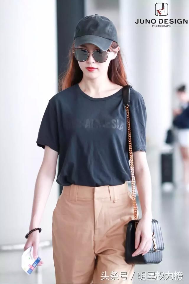 女明星私服PK，穿搭效果最佳的竟是她？