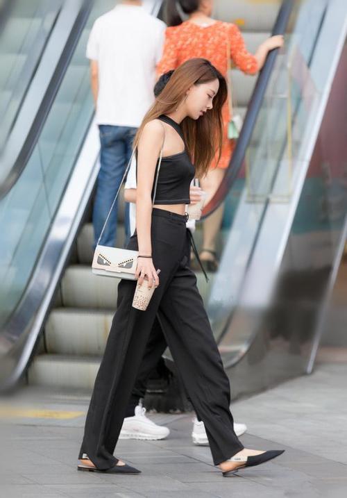 路人街拍,小姐姐的表情好可爱,紧身的无袖背心很是性感