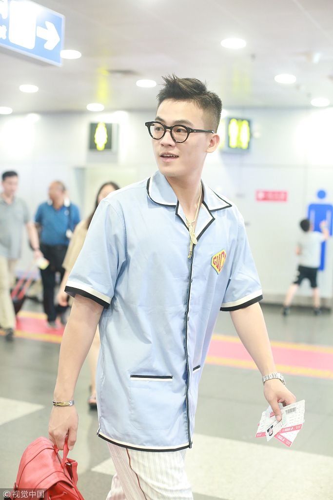 欧豪“睡衣风”亮相戴大金链子土豪范儿 架眼镜书生气拎红包吸睛