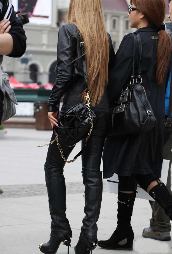 街拍: 皮衣皮裤金发酷女郎, 火辣身材透过皮裤, 展示得淋漓尽致