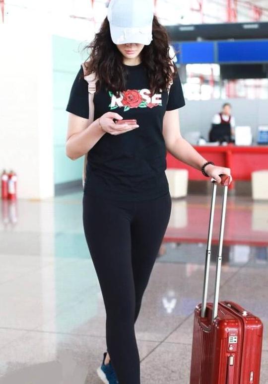 惠若琪192cm，腿粗是事实了，全身黑色look也拯救不了！