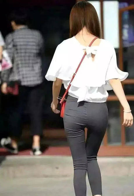 清新帅气的打底裤美女,展现出不一样的温柔气质