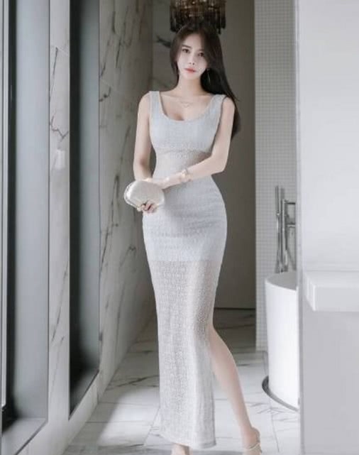 气质小姐姐穿上灰色 长裙，展现优雅魅力，大方也自然！