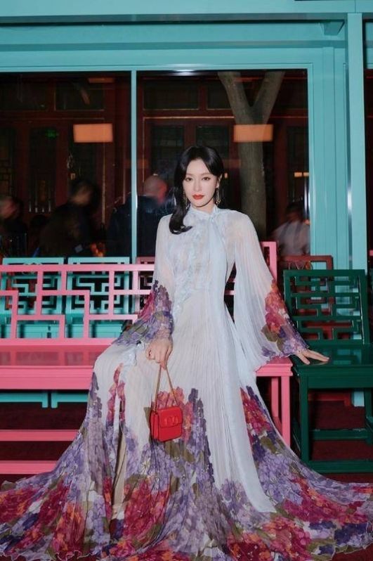 『 针织』李沁小露香肩明艳动人，秦岚抹胸设计吸睛，显身材的荷叶边鱼尾裙