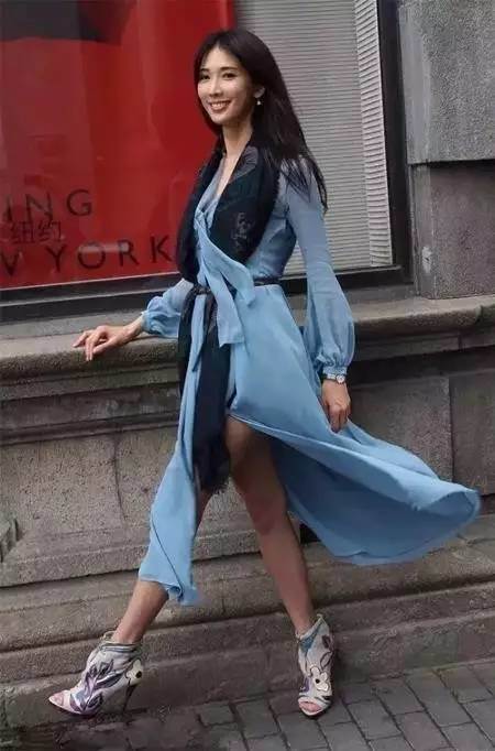 开叉裙才是这一季的亮点，是时候出来炫耀了