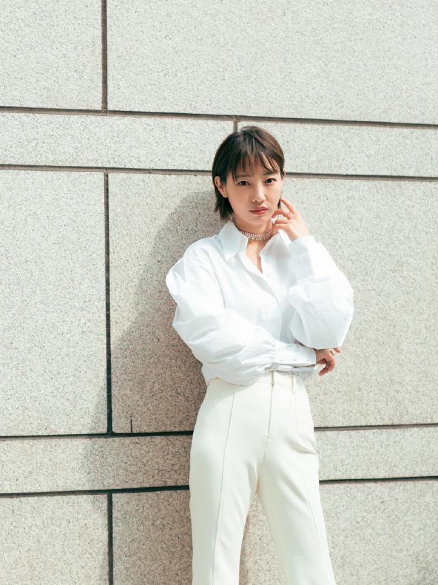 34岁白百何再次现身，白衬衫搭配牛仔裤亮相活动，大妈秒变少女