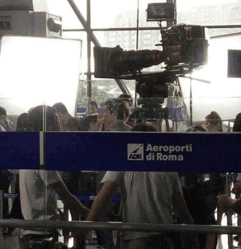 杨颖朱一龙机场拥抱亲吻额头，网友现场拍摄，破除身高作假嫌疑