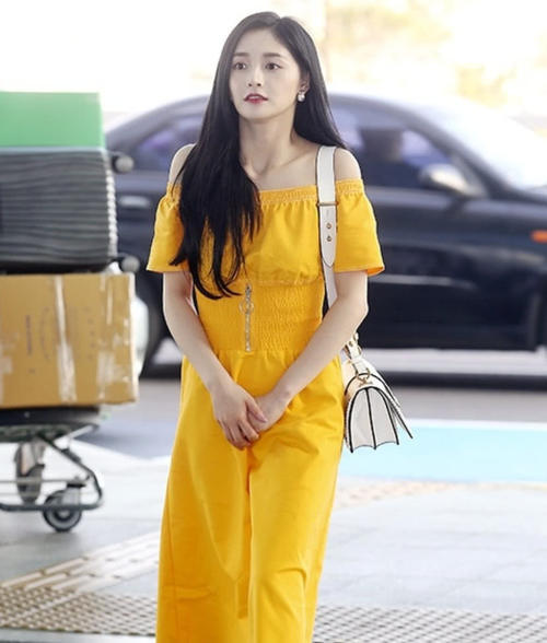 周洁琼穿收腰裙却暴露了缺点,腰部没有一点曲线,还是换衣服吧!