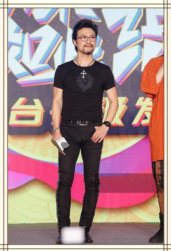 当汪峰脱下皮裤换上紧身裤，网友直呼：辣眼睛！这八字腿型太尴尬